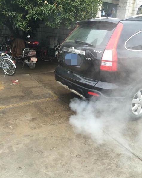汽车尾气冒白烟并非正常现象 解析故障成因与综合性能检测的重要性