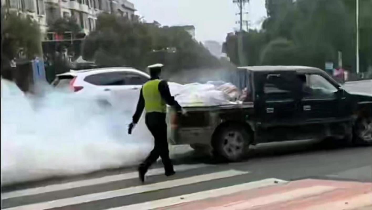 尾气超标还能上路？趣图揭秘“移动烟囱”背后的搞笑与无奈